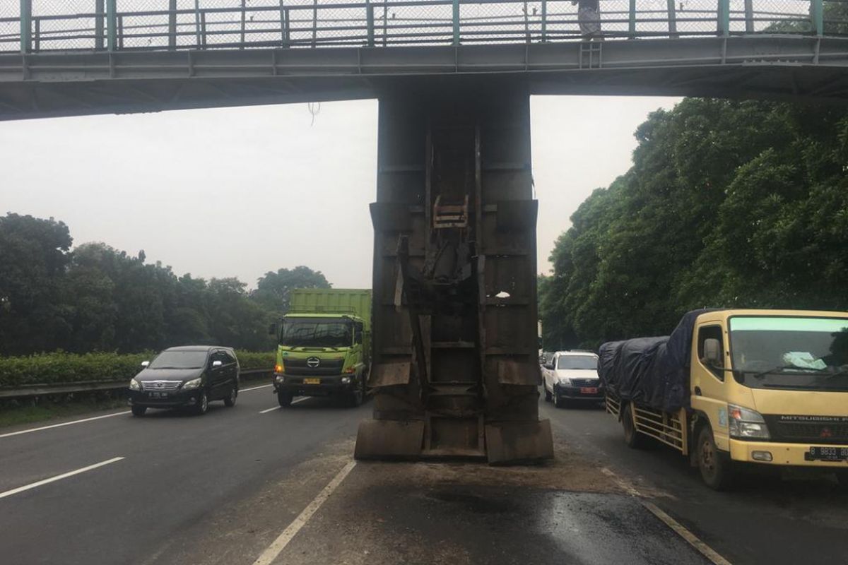 Bak truk Hino tersangkut di JPO Tol Jakarta-Tangerang