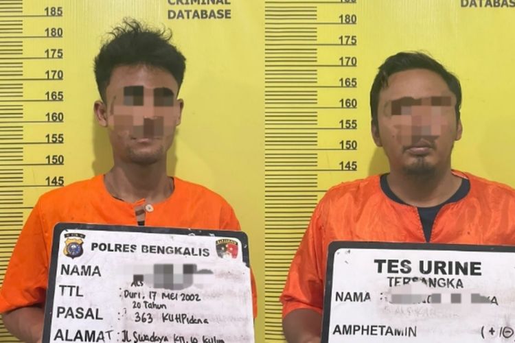 HPW alias Kanang (20) dan SO alias Surya (36), pelaku spesialis pencuri handphone diamankan di Polres Bengkalis di Riau, Selasa (31/1/2023).