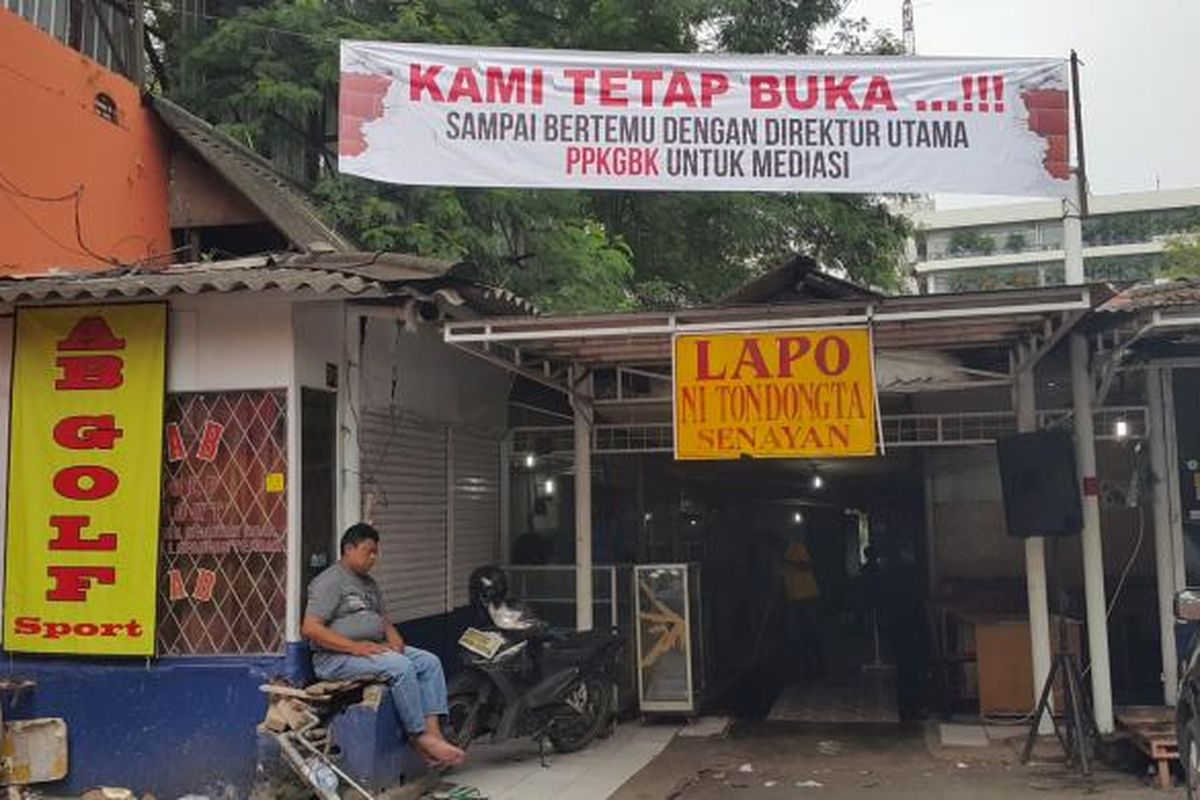 Lapo Ni Tondongta di sentra kuliner tradisional Jalan Lapangan Tembak, Senayan, Jakarta Pusat, masih tetap buka, Selasa (28/2/2017). 