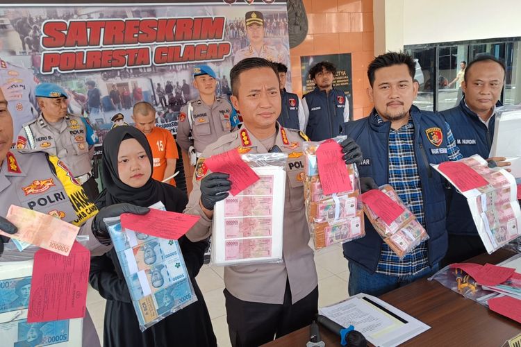Ungkap kasus uang palsu di Mapolresta Cilacap, Jawa Tengah, Senin (8/1/2024).