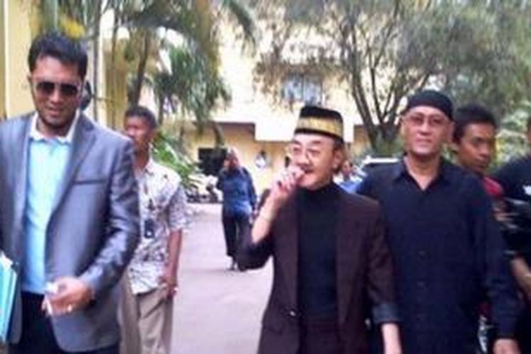 Eyang Subur (kedua dari kiri) bersama kuasa hukumnya, Ramdan Alamsyah, Jumat (19/4/2013) mendatangi Bareskrim Mabes Polri, Jakarta.