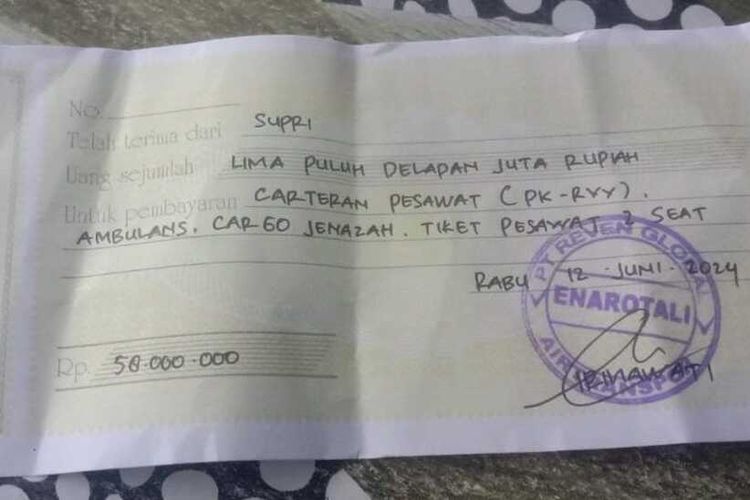 KUITANSI PEMBAYARAN: Keluarga korban penembakan kelompok kriminal bersenjata (KKB) Papua memperlihatkan kuitansi pembayaran pemulangan jenazah ke Sulawesi Selatan, Jumat (14/6/2024).