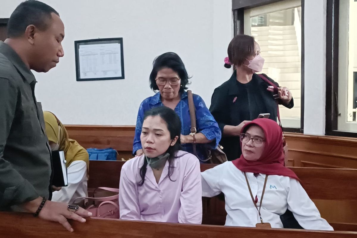 AP (34), (tengah) didampingi ibu dan penasehat hukumnya di ruang sidang usai mendengar putusan Praperadilan di Pengadilan Negeri Denpasar, Bali, Senin (27/5/2024). Kompas.com/ Yohanes Valdi Seriang Ginta