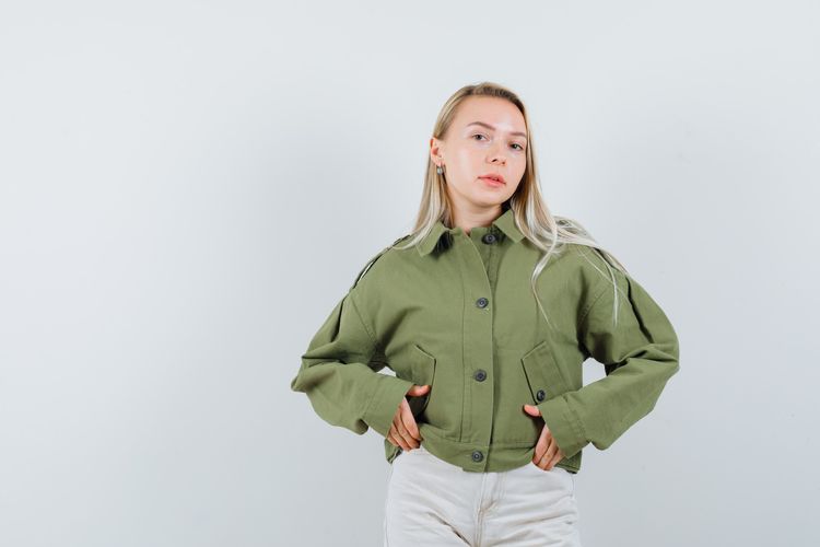 Ilustrasi jaket militer. Tahun 2025 menjadi tahun ketika dunia fashion terasa lebih jujur, lebih berani, dan jauh dari kata seragam.