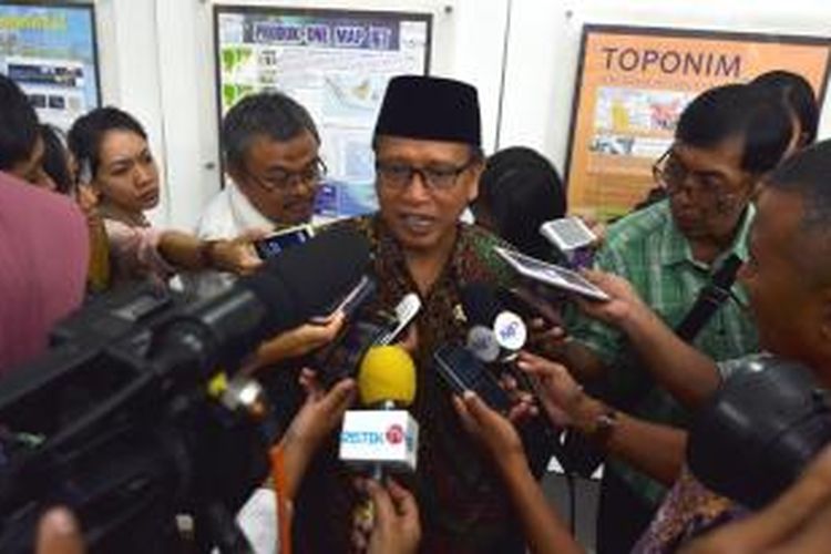 Menteri Riset Teknologi dan Pendidikan Tinggi, Prof. Drs. M. Nasir, usai melantik Kepala Badan Informasi Geospasial (BIG), Dr. Priyadi Kardono, di Kantor Badan Informasi Geospasial, Cibinong, Selasa (2/12/2014). K97-14