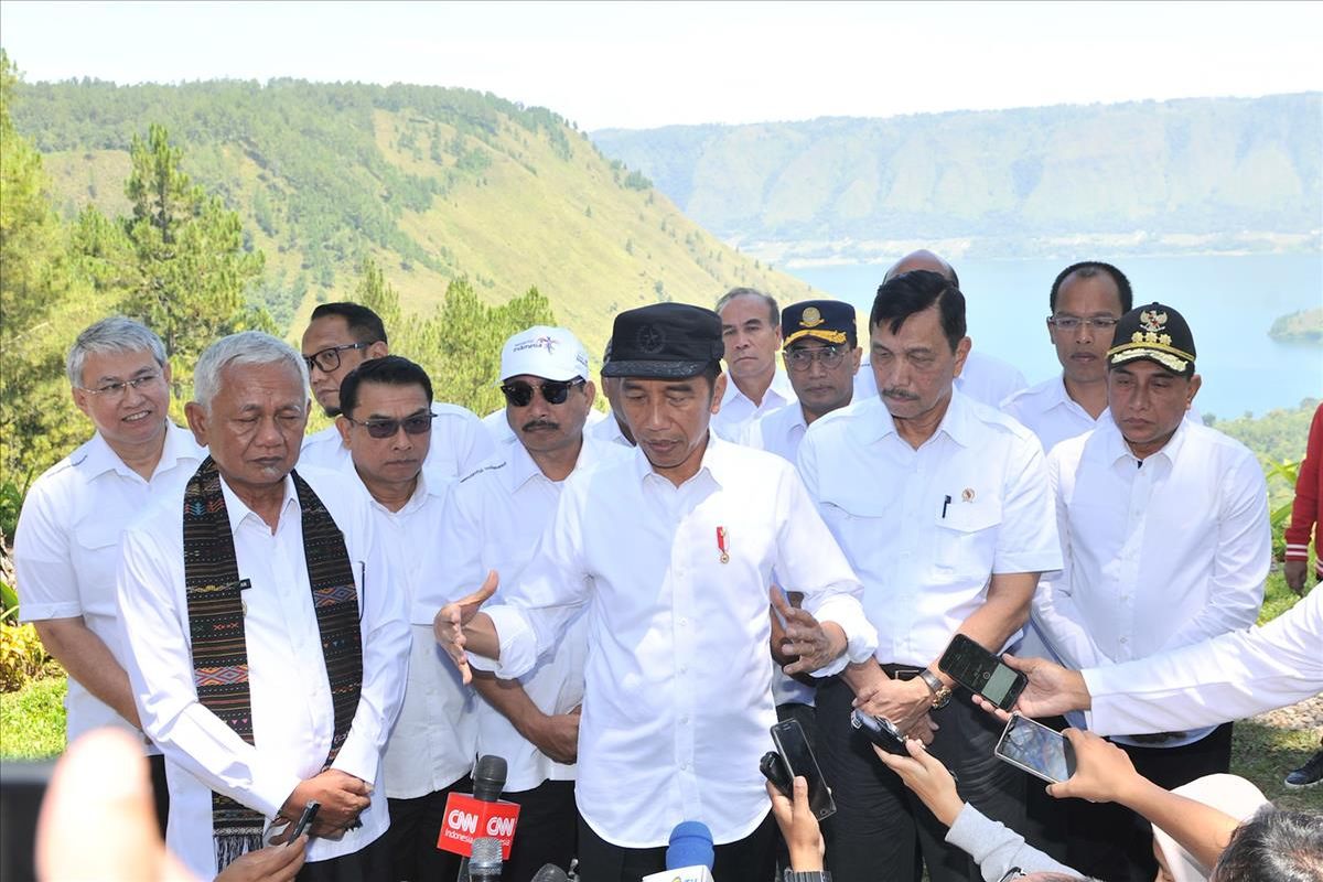 Presiden Joko Widodo saat menyampaikan keterangan kepada awak media di kawasan wisata The Kaldera Toba Nomadic Escape, Ajibata, Toba Samosir, Sumut, Selasa (30/7/2019).