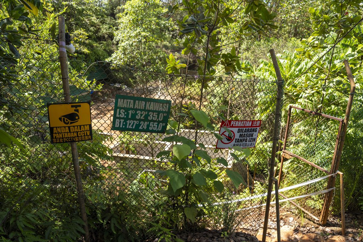 Upaya kolektif menjaga sumber mata air di Desa Kawasi guna mendukung keberlanjutan. 