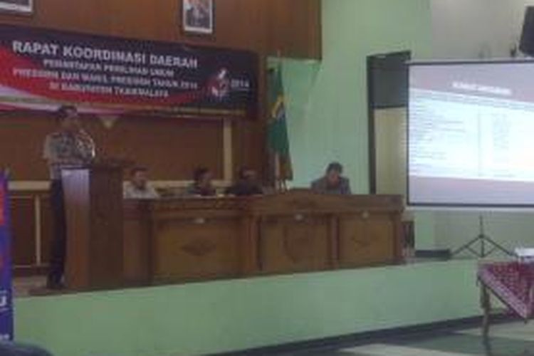 Kepala Polres Tasikmalaya AKBP Widjonarko sedang memberikan pengarahan dalam Rakor Pemantapan Jelang Pilpres di wilayahnya, Jumat (13/6/2014).