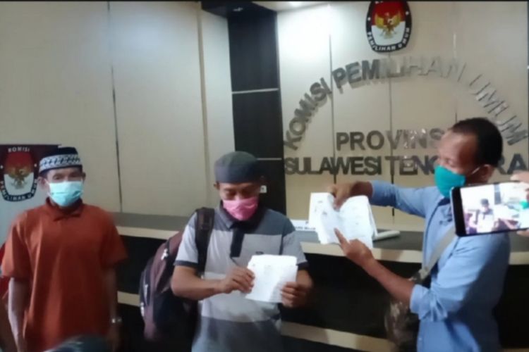 Kades dan perangkat serta belasan warga Desa Matabondu, kabupaten Konawe Selatan, Sultra mengembalikanan surat pemberitahuan memilih pada Pilkada 2020 di wilayah itu ke kantor KPU Provinsi Sultra.