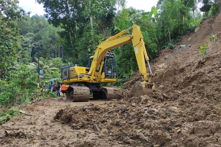 #---Alat berat membersihkan material longsor yang menutup akses menuju titik lokasi pencarian enam orang yang hilang akibat longsor di Desa Depok Kecamatan Bendungan Trenggalek, Selasa (20/05/2025)---#