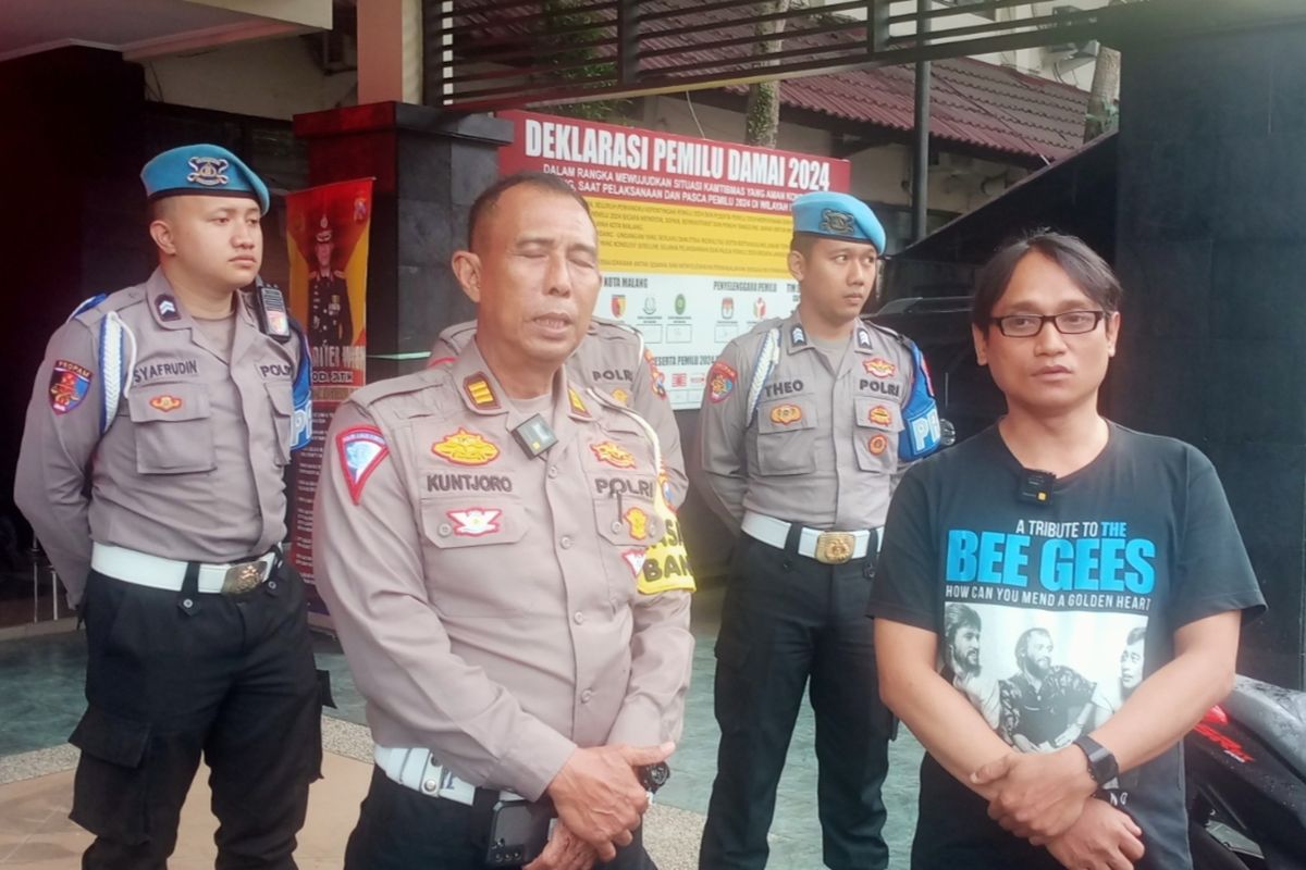 Seorang pengendara sepeda motor bernama Anang Widodo (kanan) asal Kendalpayak, Pakisaji, Kabupaten Malang viral di media sosial karena ditegur merokok sambil berkendara tetapi justru memarahi balik penegurnya. 