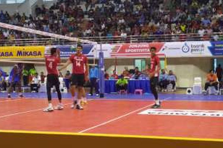 Para pemain Surabaya Samator bersiap saat menghadapi Palembang Bank SumselBabel pada laga lanjutan Proliga 2016 di GOR Ken Arok, Malang, Sabtu (21/2/2016).