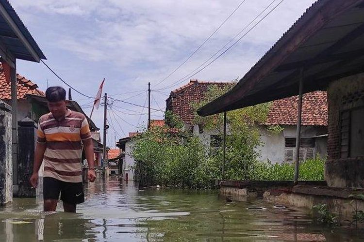 Kondisi banjir rob di wilayah Desa Eretan Kulon, Kecamatan Kandanghaur, Kabupaten Indramayu, Jawa Barat, Rabu (9/11/2022). Banjir ini diduga karena fenomena gerhana bulan total.
