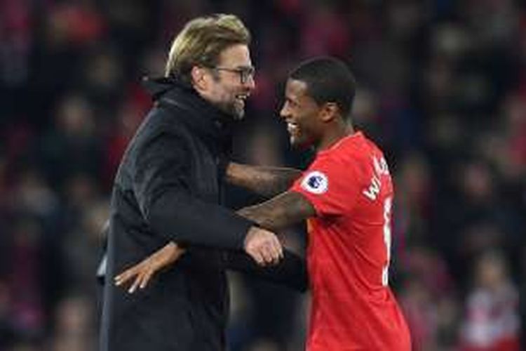 Gelandang Liverpool, Georginio Wijnaldum, merayakan kemenangan atas Manchester City bersama pelatihnya, Juergen Klopp, dalam lanjutan Premier League di Stadion Anfield, Sabtu (31/12/2016) waktu setempat.