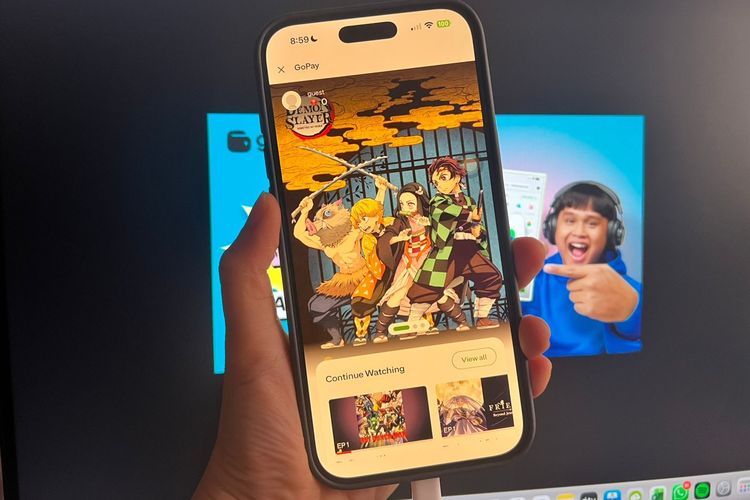 Ilustrasi nonton anime di aplikasi GoPay