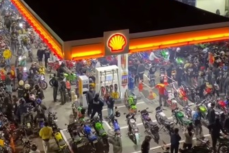 SPBU Shell di Cihampelas, Bandung, jadi lokasi kopdar komunitas motor 2-tak