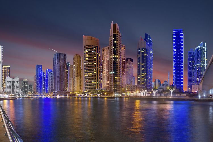 Ilustrasi Dubai Marina di malam hari