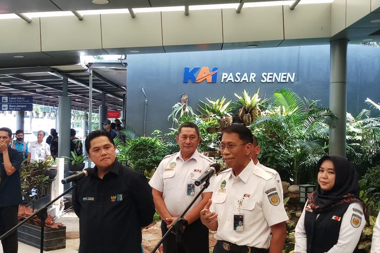 Menteri BUMN Erick Thohir dan Direktur Utama KAI Didiek Hartantyo saat konferensi pers di Stasiun Pasar Senen, Jakarta, Selasa (18/4/2023). 