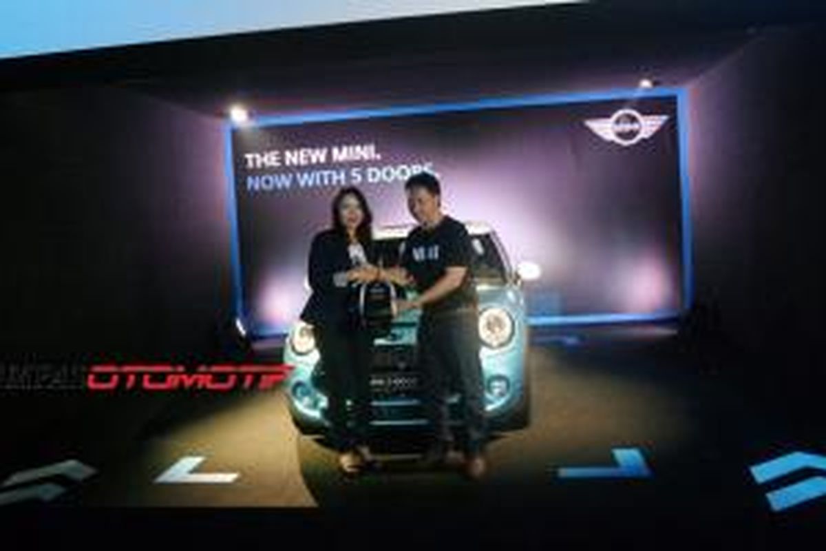 Karen Lim, President Director BMW Group Indonesia (kiri) dan pembeli MINI 5-pintu Cooper S pertama Rudy Cahaya.