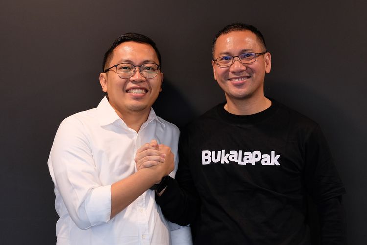 Perintis Bukalapak, Achmad Zaky (kiri) dan CEO baru Bukalapak, Muhammad Rachmat Kaimuddin (kanan).