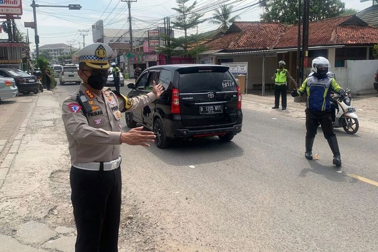 Dirlantas Polda Banten Kombes Pol Firmas Darmansyah bersama Kasat Lantas Polres Cilegon AKP Jeany mengatur lalu lintas di jalan Raya Cilegon Anyer