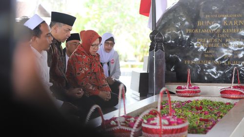 Kunjungi Makam Bung Karno dan Tokoh Ulama, Risma-Gus Hans Disambut Hangat Warga
