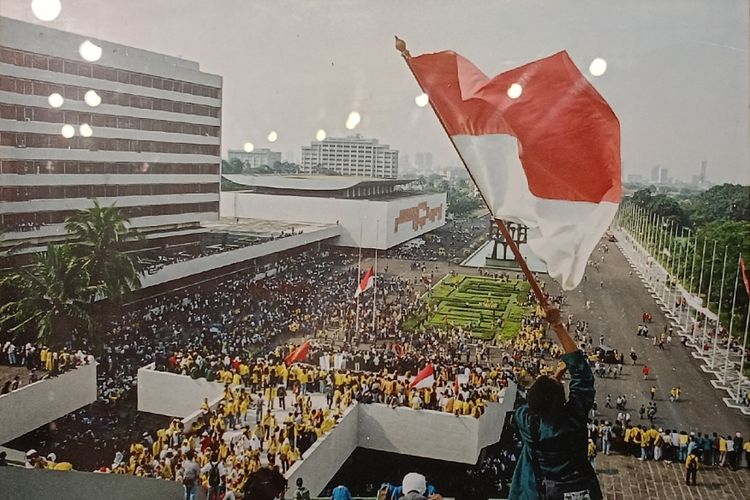 Foto yang dipotret Firman Hidayatullah, aktivis dan fotografer aksi mahasiswa 1998 yang menceritakan Gedung DPR RI dikuasai oleh mahasiswa dan masyarakat lain, Senin (15/5/2023).
