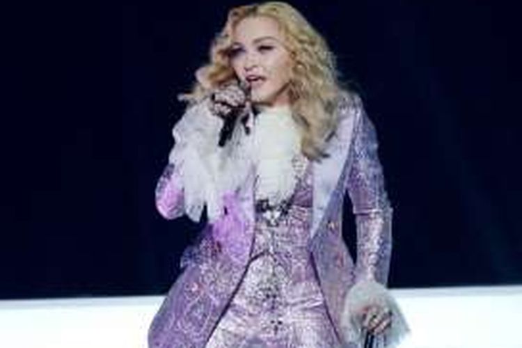 Madonna tampil dalam sebuah pertunjukan tribute untuk Prince dalam perhelatan Billboard Music Awards 2016 di Las Vegas, Nevada, AS, Minggu (22/5/2016).