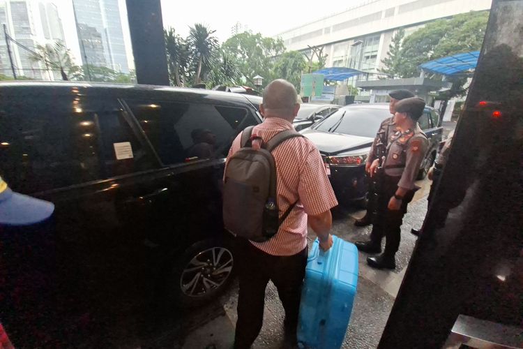 Koper barang bukti hasil penggeledahan KPK di gedung Mar'ie Muhammad Direktorat Jenderal Pajak Selasa (13/1/2026)