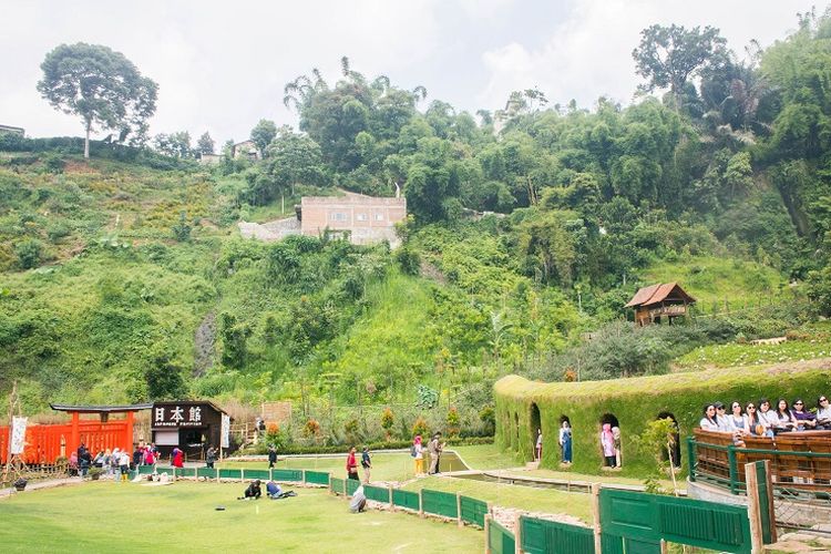 Pemandangan area Jepang dari jalur dalam area India di Great Asia Afrika, Bandung, Jumat (17/1/2020).