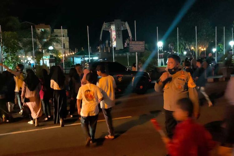 Kapolresta Pulau Ambon, Kombes Pol Leo Surya Nugraha Simatupang meminta warga yanh di temui di depan Tugu Gong Perdamaian Dunia Ambon kembali ke rumahnya, Jumat malam (31/12/2021)
