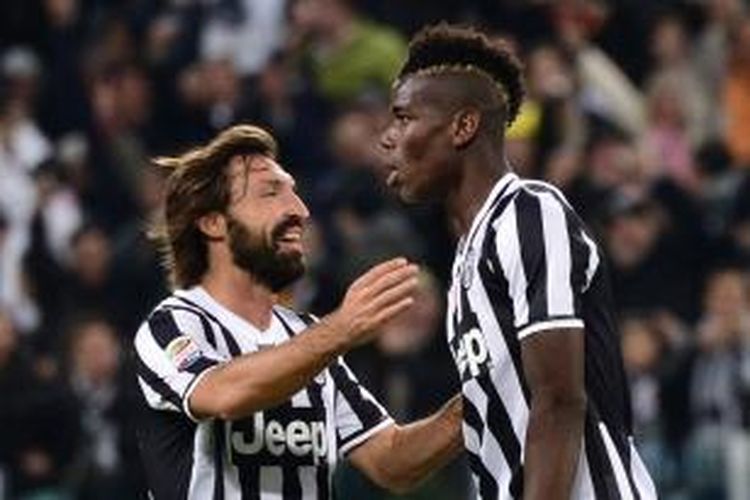 Andrea Pirlo (kiri) berselebrasi dengan Paul Pogba saat laga kontra Napoli di Stadion Juventus, 10 November 2013.