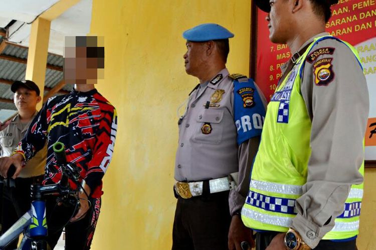 MPR (17) saat diperiksa polisi karena menerobos Bandara Fatmawati Soekarno dengan sepeda, Kamis (6/4/2017).
