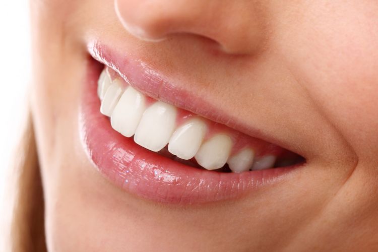 Karena membantu tubuh kita menyerap kalsium, manfaat vitamin D juga termasuk mendukung kesehatan mulut, serta menurunkan risiko kerusakan gigi dan penyakit gusi.