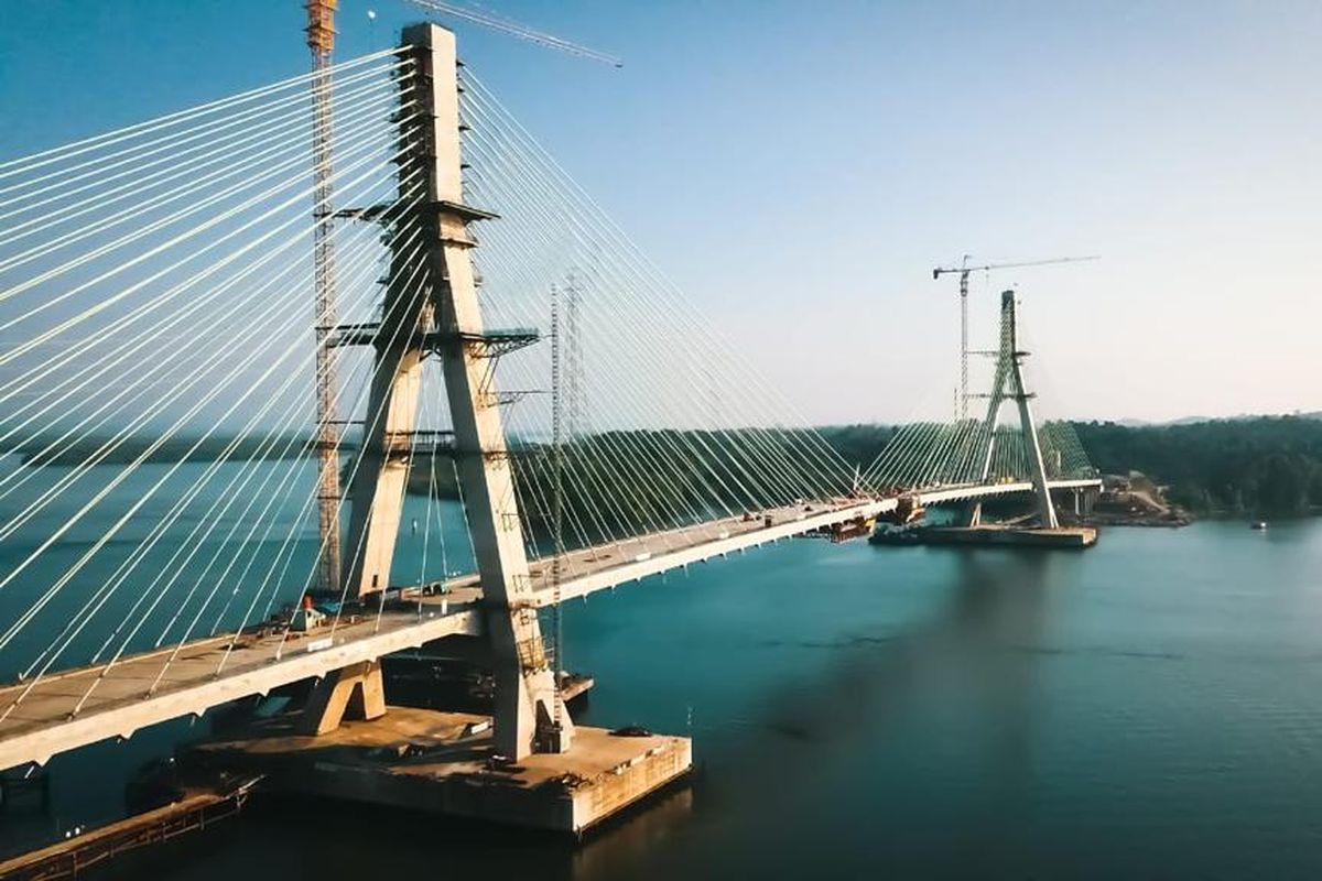 Jembatan Pulau Balang merupakan jembatan cable stayed dengan dek beton terpanjang di Indonesia.