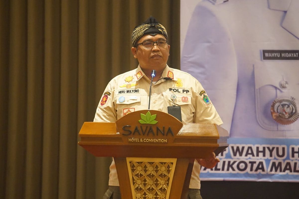 Kepala Satuan Polisi Pamong Praja (Satpol PP) Kota Malang Heru Mulyono sosialisasi Gempur Rokok Ilegal yang berlangsung di Hotel Savana Kota Malang, Kamis (28/8/2025).