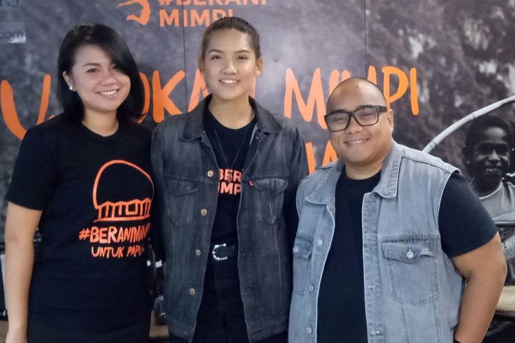 Gaby Christy, Monita Tahalea dan Igor Saykoji diabadikan saat peluncuran singel Bukalah Hati di kawasan Kebon Sirih, Jakarta Pusat, Selasa (18/7/2017).