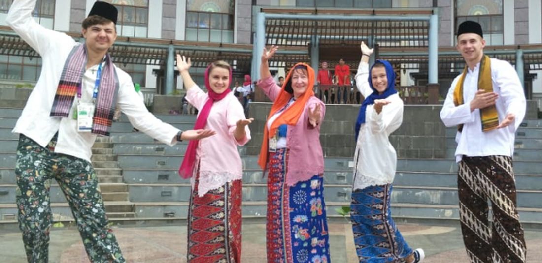 Atlet dan pelatih Asian Games asal Uzbekistan berfoto memakai baju adat Betawi saat berkunjung ke PBB Setu Babakan, Jakarta Selatan, Minggu (26/8/2018).