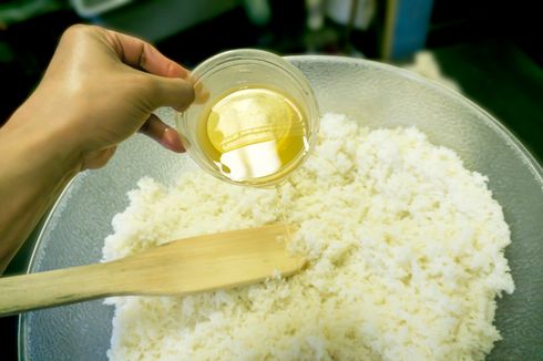 5 Cara Masak Nasi untuk Bikin Sushi yang Pulen dan Lengket