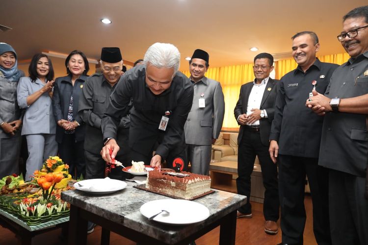 Gubernur Jawa Tengah Ganjar Pranowo mendapatkan kejutan dari anggota dewan Jateng saat merayakan ulang tahun ke 51 tahun, Senin (28/10/2019)