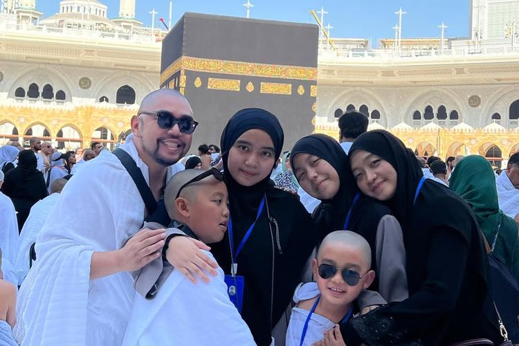 Suami Ayu Dyah Handari meninggal akibat kecelakaan. Baru-baru ini, mereka sempat umrah sekeluarga. Intip 7 potret kenangan indah terakhirnya.