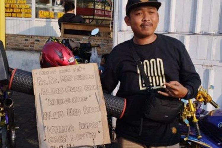 Kisah pemudik dengan kendaraan motor yang Tribun Lampung temui di lingkungan Pelabuhan Bakauheni, Lampung, Rabu (19/4/2023). 
