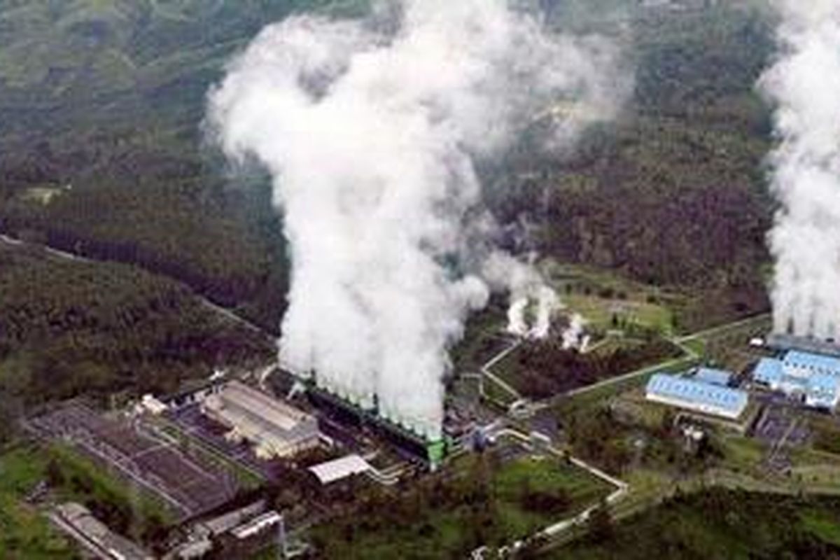 Pembangkit Listrik Tenaga Panas Bumi Kamojang di Kecamatan Ibun, Kabupaten Bandung, difoto dari helikopter yang membawa rombongan Menteri Kehutanan Zulkifli Hasan, Rabu (28/12/2011). Pembangkit listrik yang dikelola Pertamina Geothermal Energy tersebut menghasilkan 200 megawatt. Pada tahun 2018 PGE menargetkan memproduksi 1412 megawatt dari sejumlah ladang ekplorasi. Indonesia memiliki 40 persen potensi panas bumi dunia, dan baru sekitar 4 persen yang dimanfaatkan.