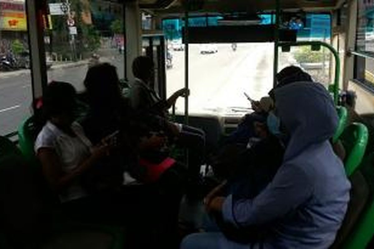 Sejumlah penumpang menggunakan bus kota terintegrasi bus transjakarta (BKTB) di Jakarta pada Senin (4/1/2016)