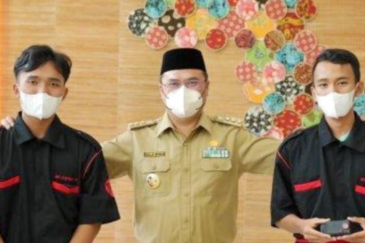 Dua siswa dari SMKN 1 Muntok, yaitu Mardinata Indra Kristianto dan Bayu Reza Saputra berhasil membuat inovasi alat deteksi alkohol.