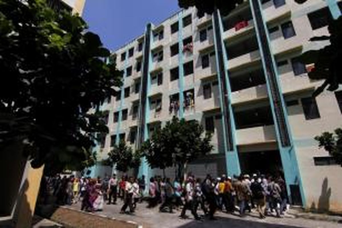 Warga bantaran Waduk Ria Rio didampingi Gubernur DKI Jakarta Joko Widodo mengunjungi rumah susun Pinus Elok di Cakung, Jakarta Timur, Kamis (29/8/2013). Terkait rencana normalisasi Waduk Ria Rio, warga dari Kampung Pendongkelan, Pulogadung, Jakarta Timur itu rencananya akan direlokasi ke rusun tersebut.