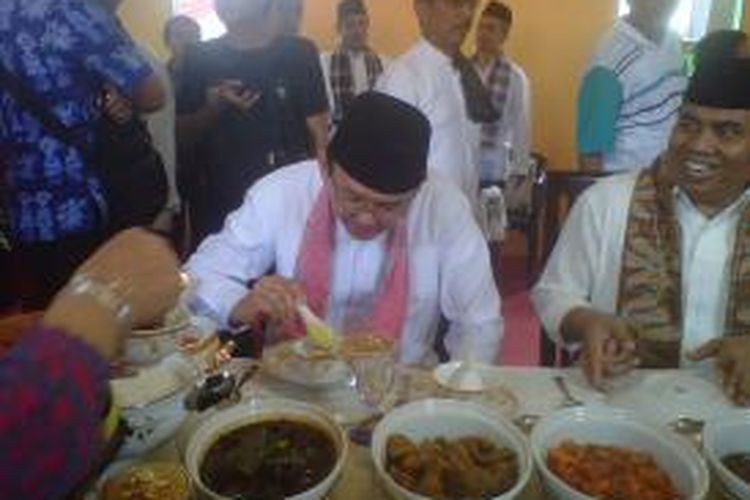 Basuki Tjahja Purnama saat mencicipi hidangan betawi di stan Jakarta Pusat, dalam acara Lebaran Betawi di Monas.