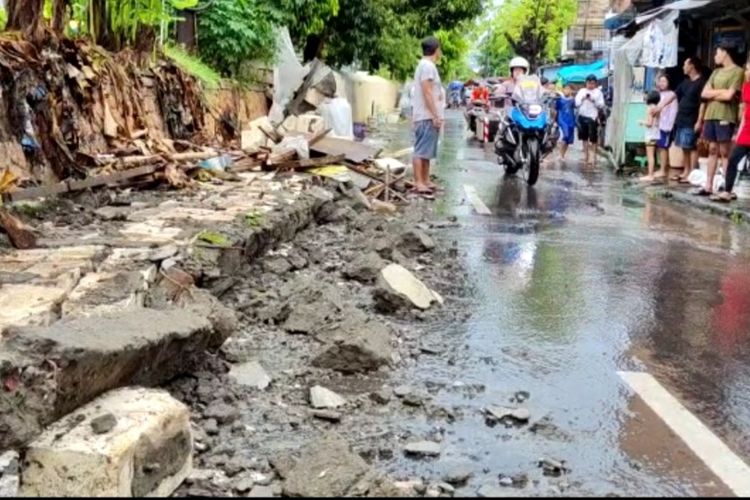 Dinding penahan air sungai di Jalan Kembang Kuning Surabaya jebol akibat hujan deras, Jumat (28/4/2023).
