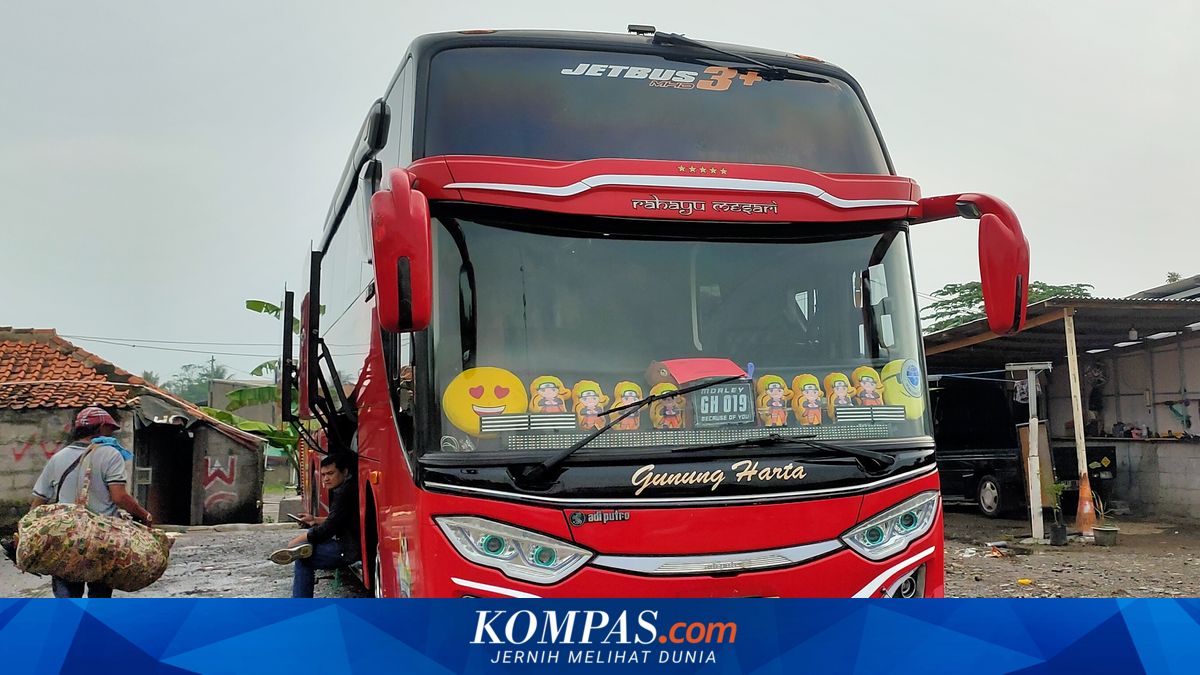 Kenapa Kaca Depan Bus AKAP Kerap Dipajang Banyak Boneka?