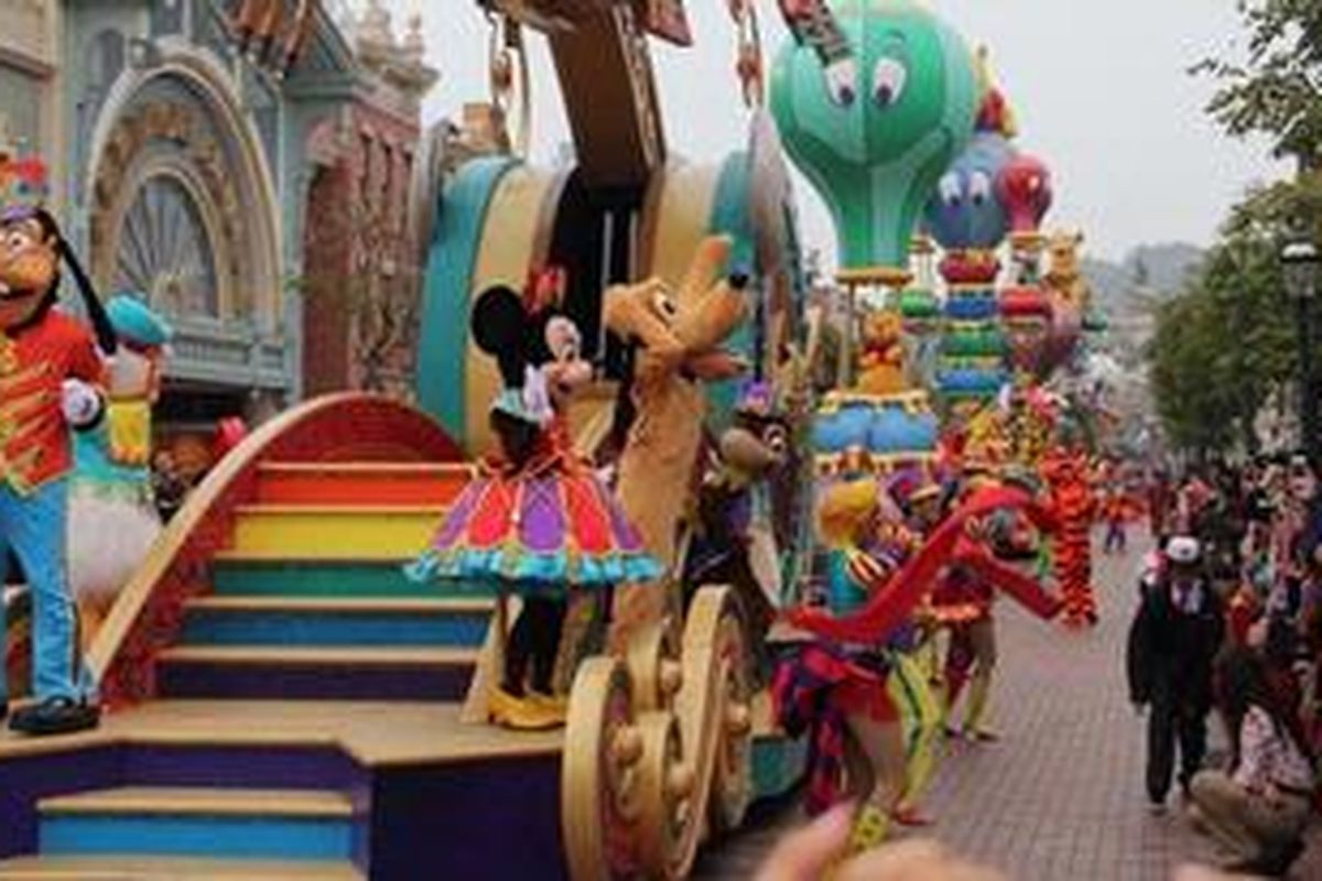Defile Mickey Mouse dan kawan-kawan. 